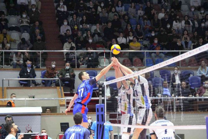 Efeler Ligi: Arkas Spor: 3 - Halkbank: 1