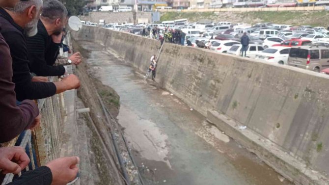 5 Metre Yükseklikten Dereye Düştü