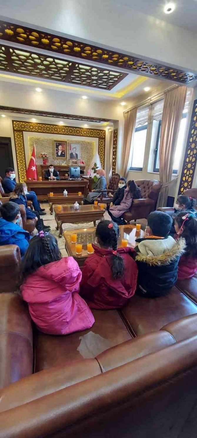 Öğrenciler, Karlıova Kaymakamını Ziyaret Etti