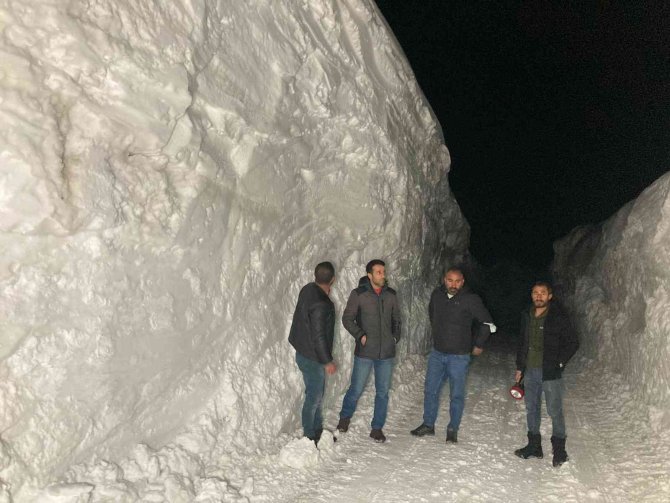 2 Bin 948 Rakımlı Nemrut Yolunda Karla Mücadele Çalışması