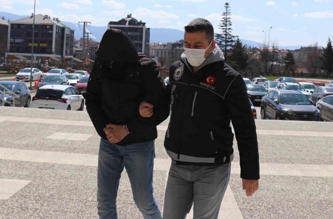 Kovalamacada Yakalanan Otomobilden Çeşit Çeşit Uyuşturucu Çıktı: 2 Gözaltı