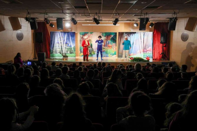 Bucalı Çocuklar Tiyatroya Doydu
