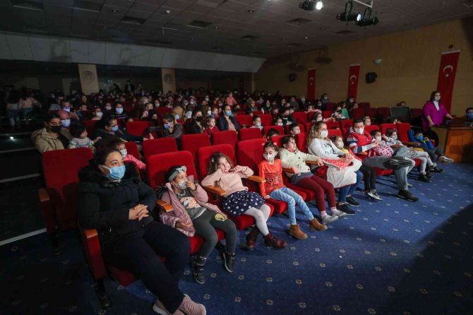 Bucalı Çocuklar Tiyatroya Doydu