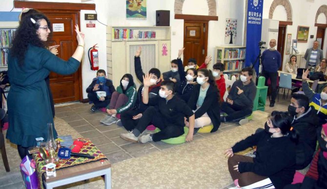 Bursa’da İşitme Engelli Çocuklara İşaret Diliyle Masal