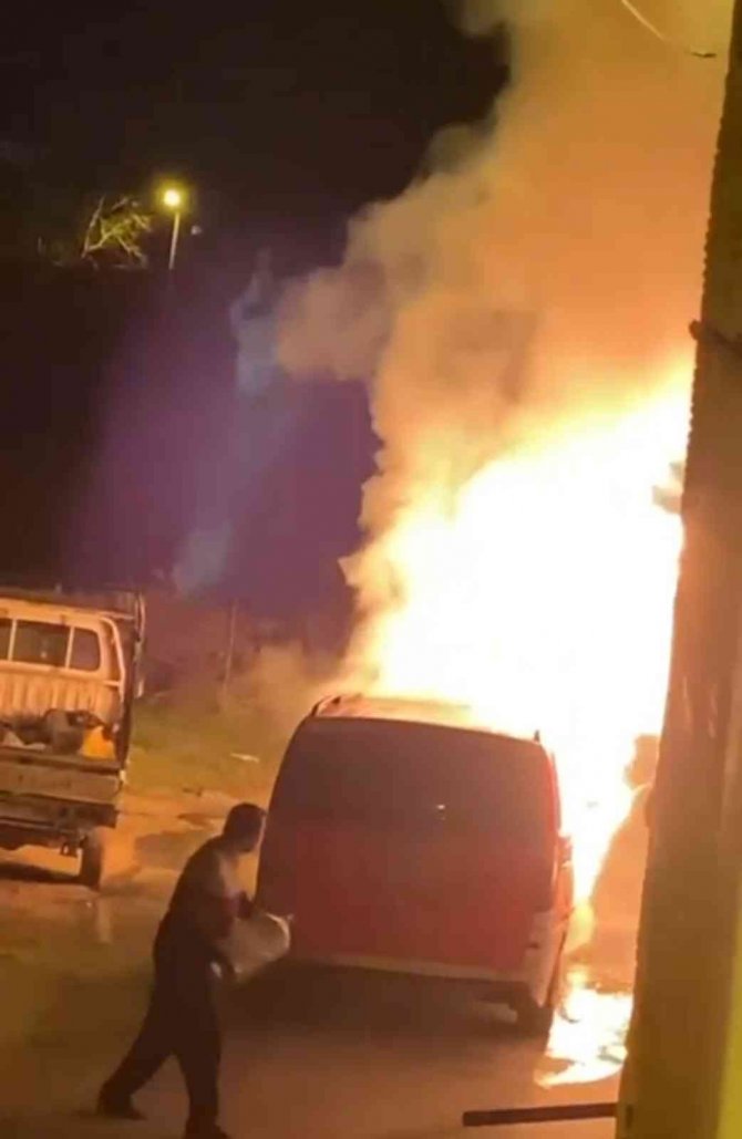 Bursa’da Park Halindeki Otomobil Alev Alev Yandı