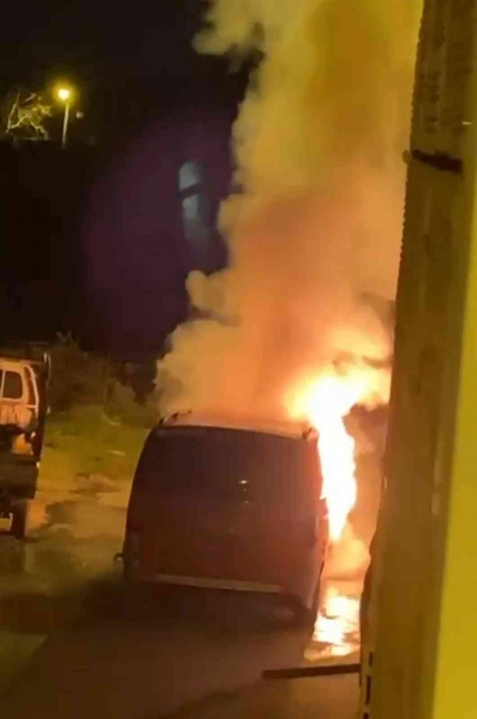Bursa’da Park Halindeki Otomobil Alev Alev Yandı