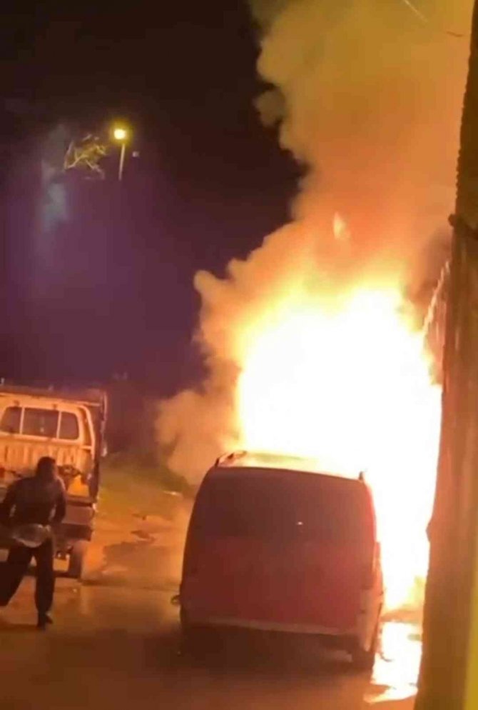 Bursa’da Park Halindeki Otomobil Alev Alev Yandı