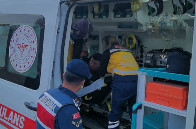 Bursa’da Kamyonet İle Otomobil Kafa Kafaya Çarpıştı: 1’i Ağır 2 Yaralı