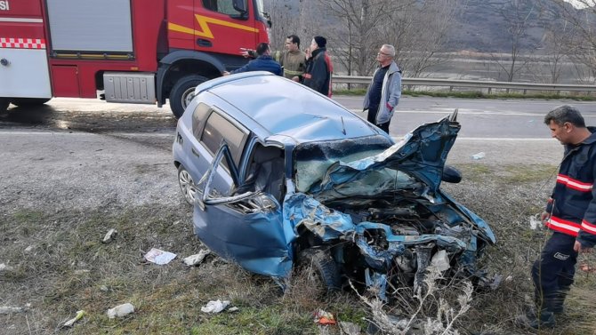 Bursa’da Kamyonet İle Otomobil Kafa Kafaya Çarpıştı: 1’i Ağır 2 Yaralı