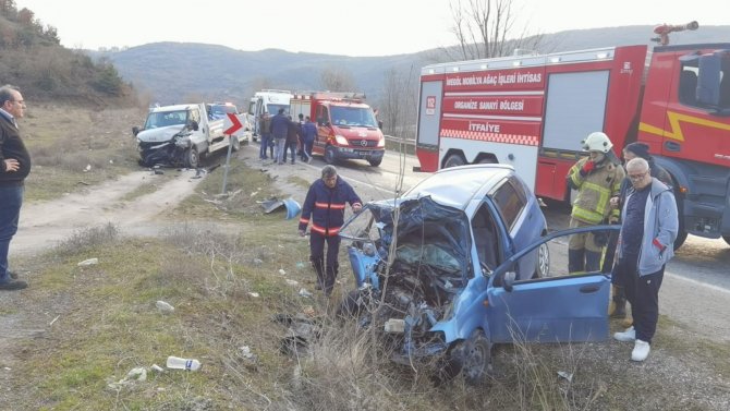Bursa’da Kamyonet İle Otomobil Kafa Kafaya Çarpıştı: 1’i Ağır 2 Yaralı