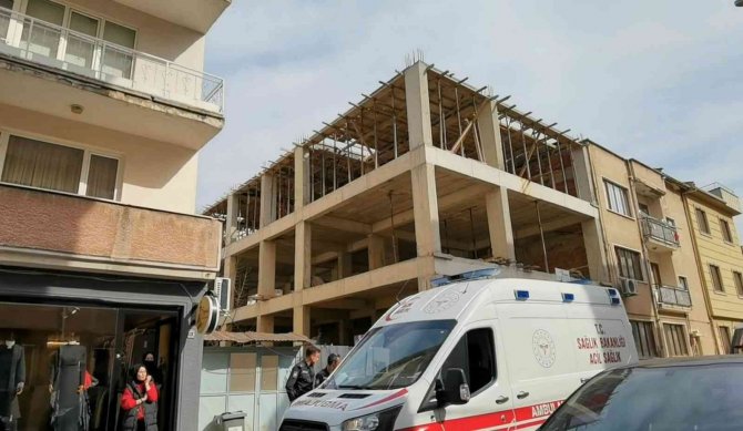 İ̇nşaatın 3. Katından Düşen Kalıp Ustası Ağır Yaralandı