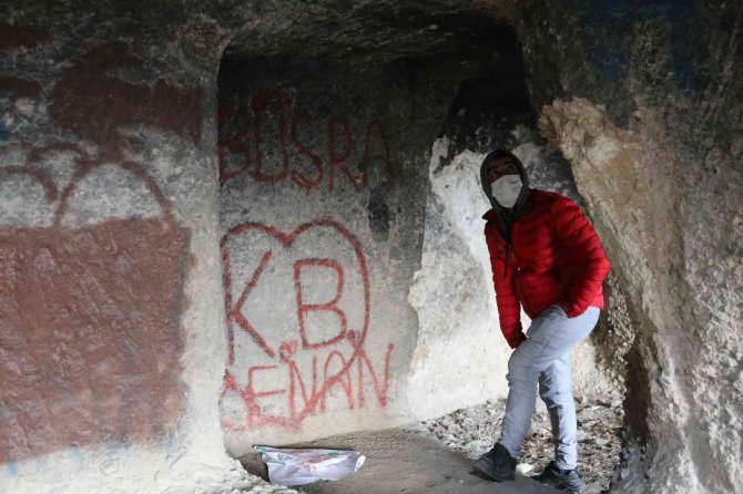 Bin 500 Yıllık Tarihe Sprey Boyalı Tahribat