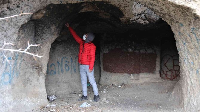 Bin 500 Yıllık Tarihe Sprey Boyalı Tahribat
