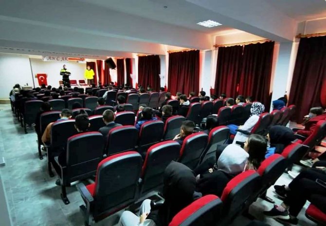 Çavdarhisar’da Lise Öğrencilerine Trafik Güvenliği Eğitimi