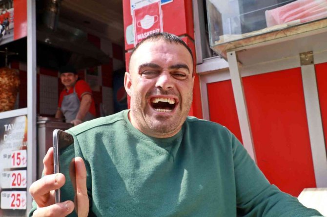 Cep Telefonu Çalınan Zihinsel Engelli Vatandaş Üzüntüden Kendini Yerlere Attı, Telefonuna Kavuşunca Yüzünde Gülücükler Açtı