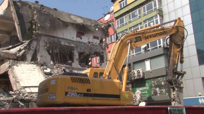 130 Esnafın Tahliye Edildiği İşhanının Yıkımına Başlandı