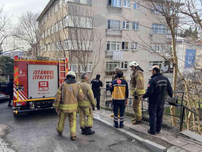 Üsküdar’da Otomobil, 10 Metreden Apartman Bahçesine Uçtu