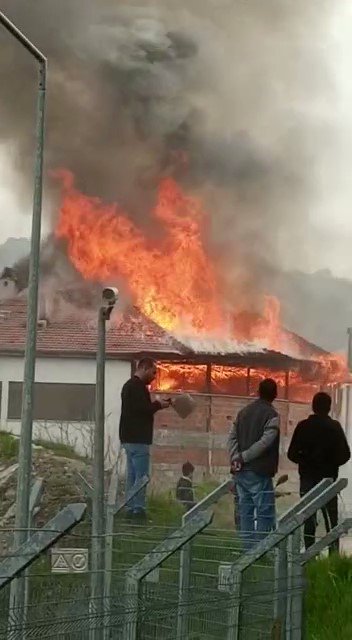 İ̇malathane Ve 2 Eve Sıçrayan Yangında Korku Dolu Anlar Yaşandı