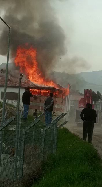 İ̇malathane Ve 2 Eve Sıçrayan Yangında Korku Dolu Anlar Yaşandı