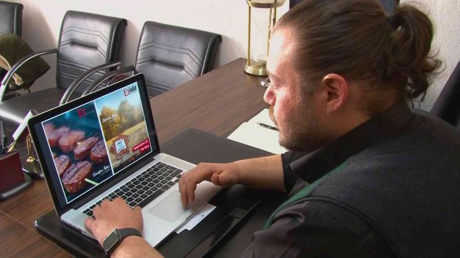 5 Yaşındaki Kızından Esinlendi, En Doğal Sosisi Üretti