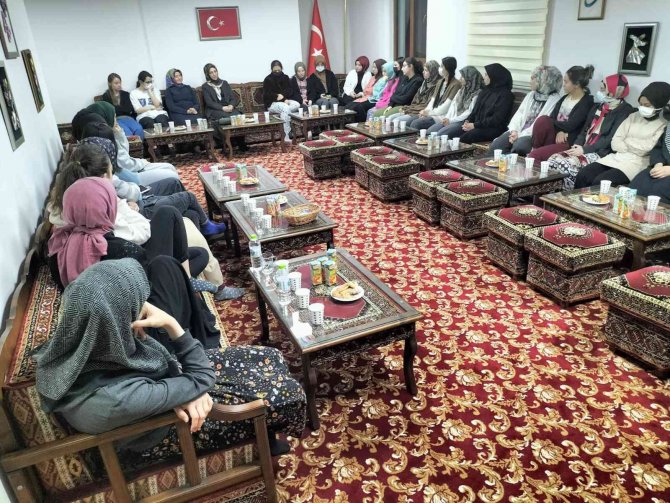 Öğrencilere Dini Bilgiler Aktarılıyor