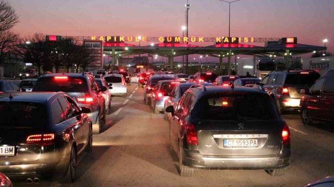Edirne’de Alışverişten Dönen Bulgarlar Kapıkule’de Uzun Araç Kuyruğu Oluşturdu