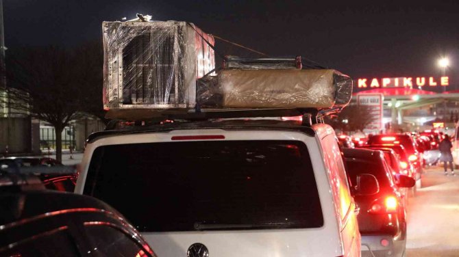 Edirne’de Alışverişten Dönen Bulgarlar Kapıkule’de Uzun Araç Kuyruğu Oluşturdu