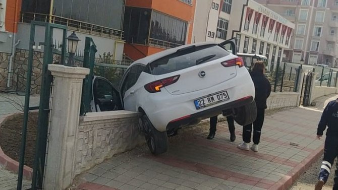 Kontrolden Çıkan Otomobil Bahçe Duvarına Çarptı