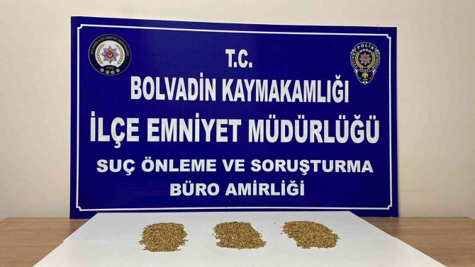 Tarihi Eser Kaçakçılarının Kaçarken Etrafa Saçtığı Altınları Polis Bakın Nasıl Topladı