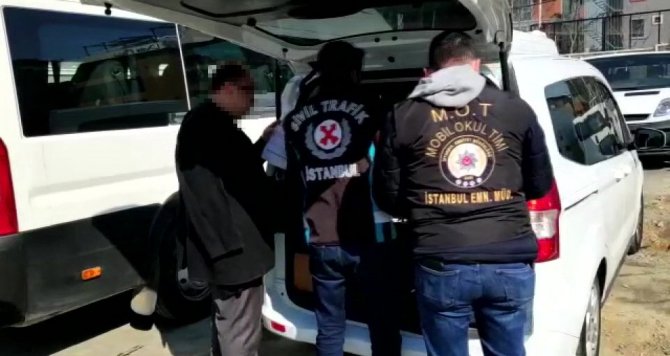 İ̇stanbul’da Tek Kollu Sürücü Okul Servisini Kullanırken Yakalandı