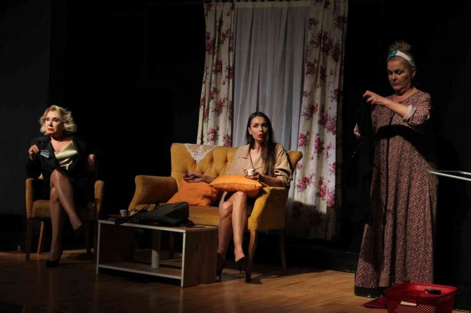 “Etekler Ve Pantolonlar” Dünya Tiyatrolar Günü’nde Didimliler İçin Sahnelendi