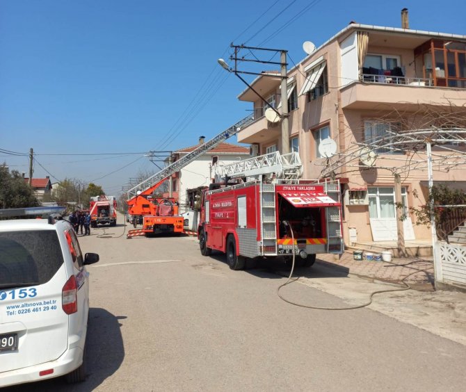 Altınova’da Çatı Yangını Kısa Sürede Söndürüldü