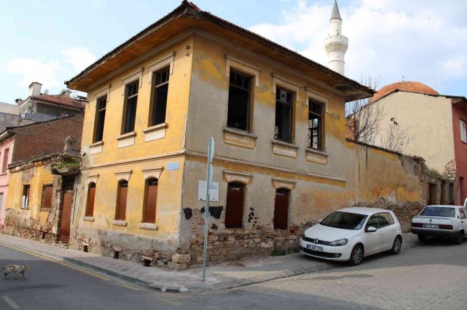 Efeler’de Sahipsiz Kalan Tarihi Evler, Tehlike Saçıyor