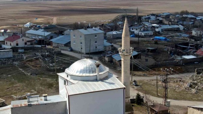 Asırlık Misafirler Yine Geldi, Bir Aile Caminin Diğeri Kilisenin Çatısına Kondu