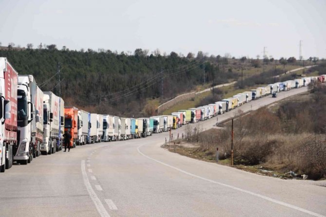 Sınırda Tır Kuyruğu 20 Kilometreyi Buldu, Şoförler Mülteci Nöbeti Tutuyor