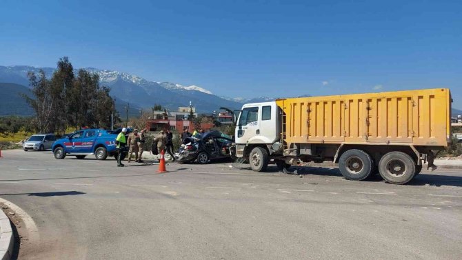 Hatay’da Kamyon İle Otomobil Çarpıştı: 5 Yaralı