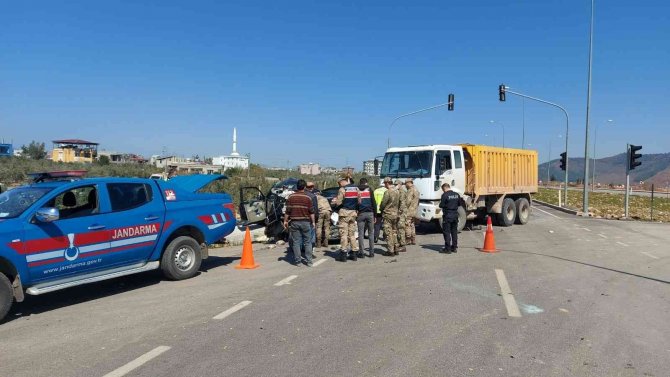 Hatay’da Kamyon İle Otomobil Çarpıştı: 5 Yaralı