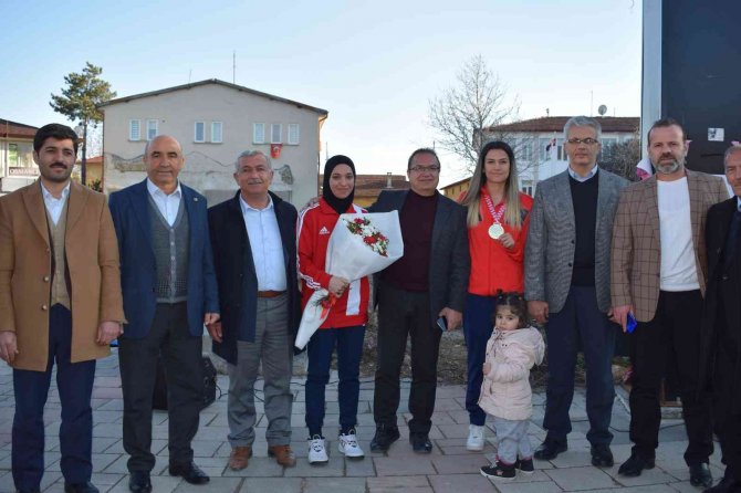 Milli Boksörlere Davullu Zurnalı Karşılama