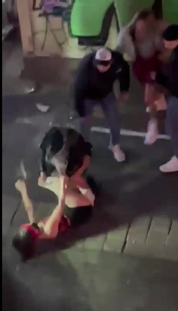 Kadıköy’de Kızların Saç Saça Baş Başa Kavgası Kamerada