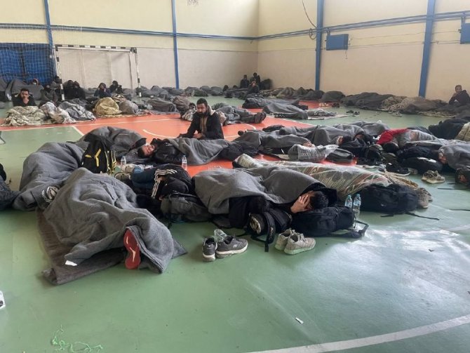 İ̇zmir Açıklarında 336 Düzensiz Göçmen Yakalandı, 6 Şüpheli Gözaltında