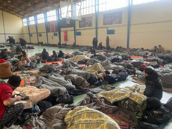 İ̇zmir Açıklarında 336 Düzensiz Göçmen Yakalandı, 6 Şüpheli Gözaltında