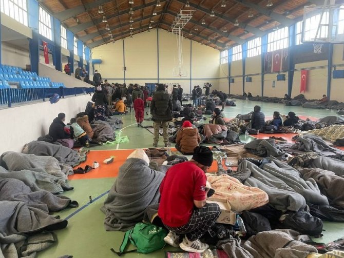 İ̇zmir Açıklarında 336 Düzensiz Göçmen Yakalandı, 6 Şüpheli Gözaltında