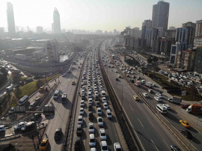İ̇stanbul’da Haftanın İlk İş Gününde Trafik Yüzde 60’ı Buldu
