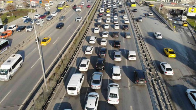 İ̇stanbul’da Haftanın İlk İş Gününde Trafik Yüzde 60’ı Buldu