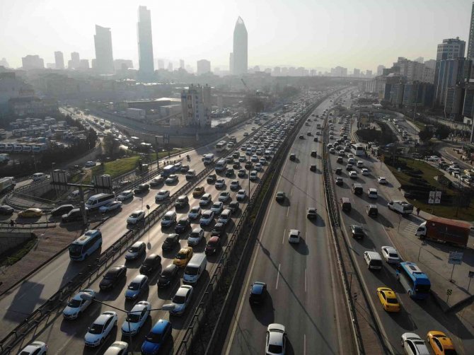 İ̇stanbul’da Haftanın İlk İş Gününde Trafik Yüzde 60’ı Buldu