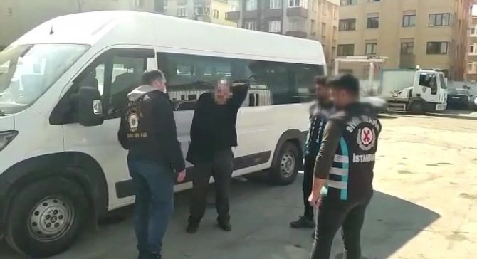 İ̇stanbul’da Tek Kollu Sürücü Okul Servisini Kullanırken Yakalandı