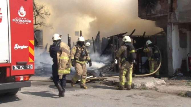 Ataşehir’de Alevlerin Sardığı Gecekondu Küle Döndü