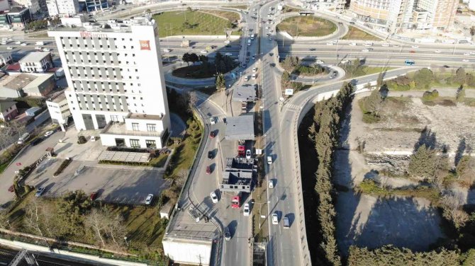 Tuzla’da Tırlarla Taşınan Gemi Parçaları Nedeniyle Yol Trafiğe Kapatıldı