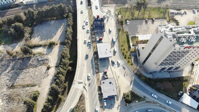 Tuzla’da Tırlarla Taşınan Gemi Parçaları Nedeniyle Yol Trafiğe Kapatıldı