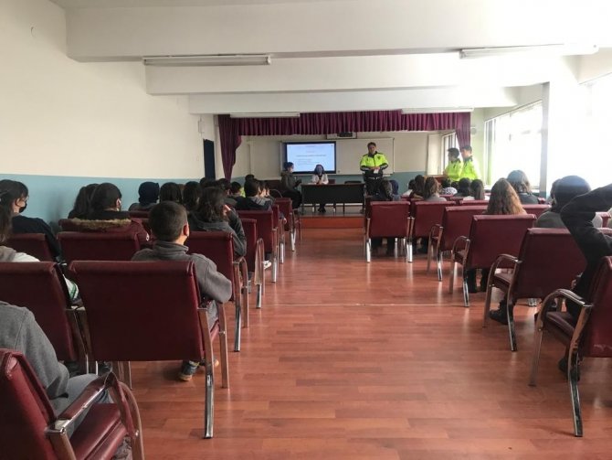 Kars’ta Lise Öğrencilerine Trafik Kuralları Anlatıldı
